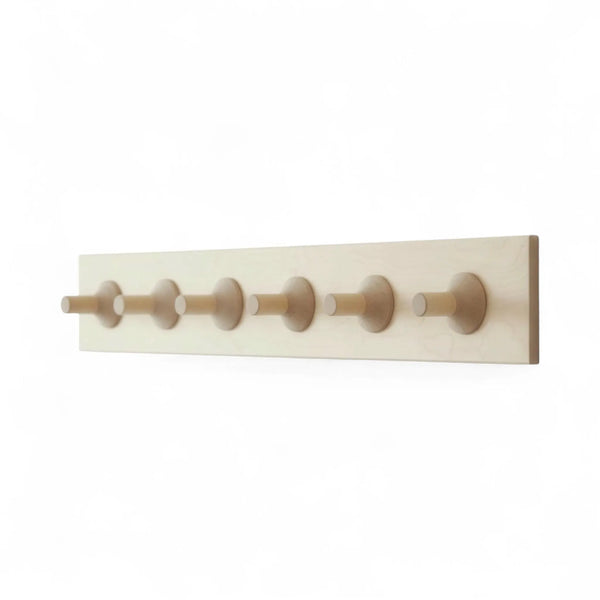 Puidust nagidega riidepuu meisterdamisdetailid Baltic Woodcraftsilt
