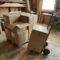 verpackt Dosen von gedrechseltes Holz parts in a Werkstatt ready für shipment