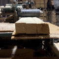 freshly geschliffen turned wood piece auf einer Drehbank in a woodworking space