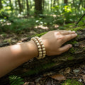 person wearing bracelet aus  12 mm white Eichenholz Perlen