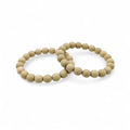 Person wearing bracelet aus White Eichenholz Perlen