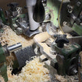 Wood wird gedreht auf lathe mit wood shavings