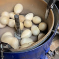 Holzeier wird gedreht auf lathe