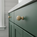37 mm schlank rund Eichenholz Möbelknopf installed on cabinet door