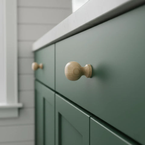 37 mm schlank rund Eichenholz Möbelknopf installed on cabinet door