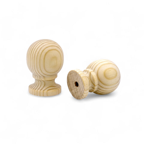 lähikaader  33 mm pine puidust mööblinupp showing wood grain