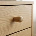 11 mm mini Eichenholz Möbelknopf installed on cabinet door