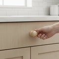 33 mm keskmine ümar puidust mööblinupp installed on cabinet door