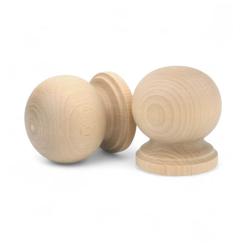 lähikaader  42 mm puidust mööblinupp showing wood grain