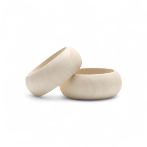 Nahaufnahme von 36 mm Birkenholz Serviette Ringe showing wood grain
