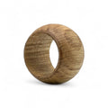 Nahaufnahme von 44 mm Holz Serviette Ringe showing oiled wood grain