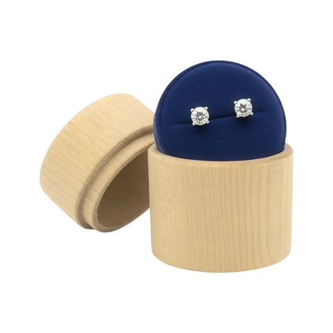 pair  diamond stud earrings ar turned apaļš koka rotaslietu kastīte uz beige stand